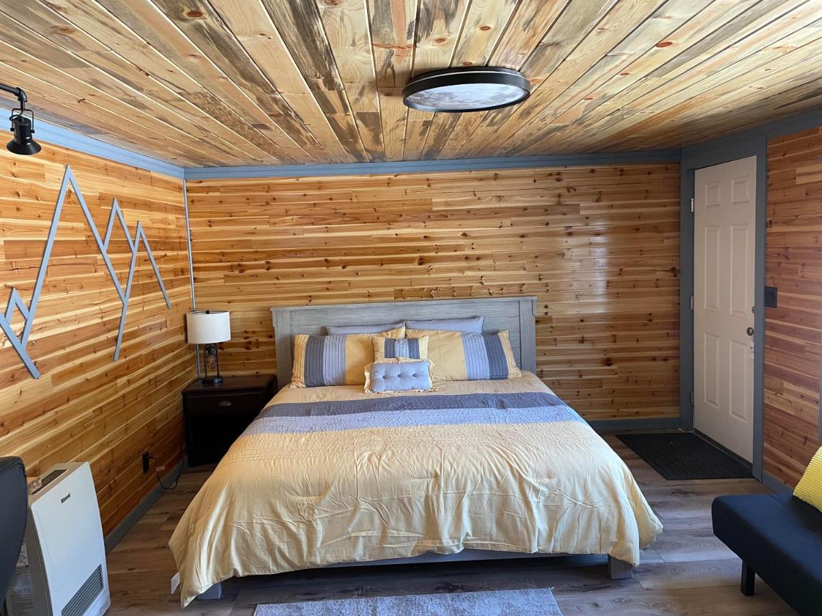 The Whispering Elms Motel Baker Екстериор снимка